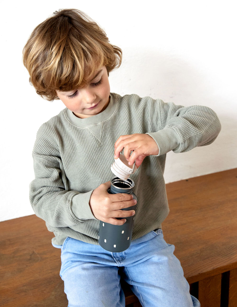 Laessig-Edelstahl-Kinder-Trinkflasche-BPA-frei-happy-prints-midnight-blue-1210026083-anwendung-junge-lafueliki