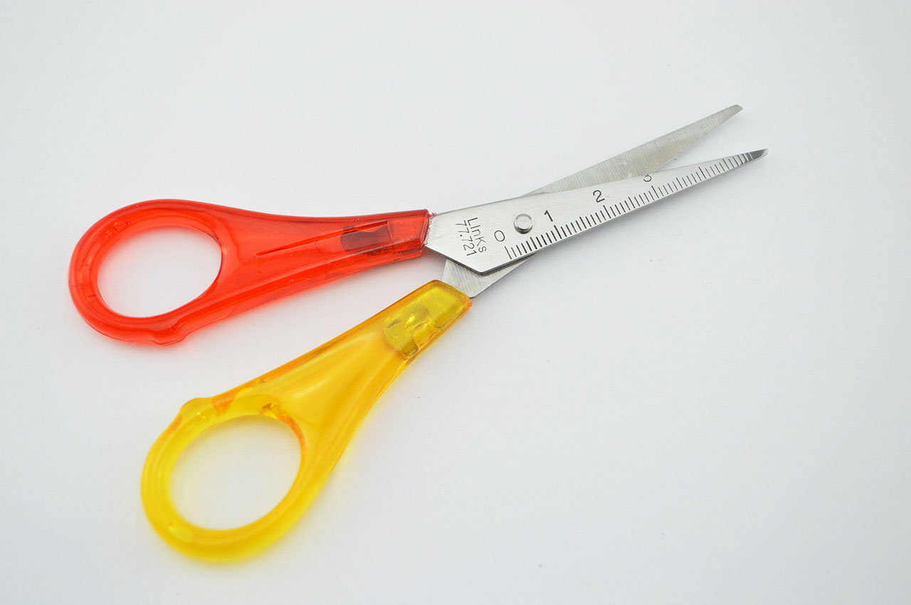 Linkshaender-Bastelschere-halbspitz-rot-gelb-1