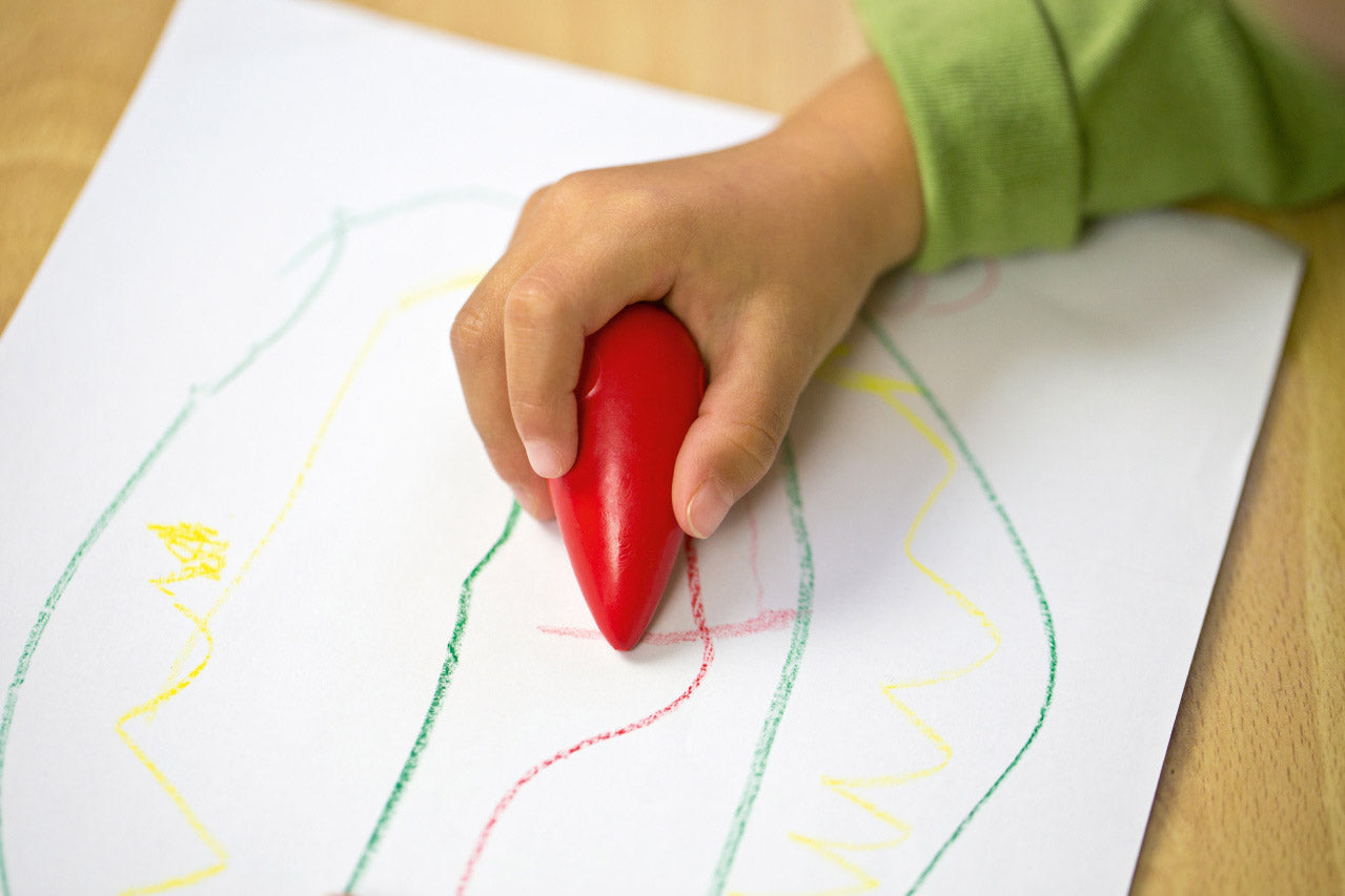 Malkreiden-3-Faber-Castell-Wachsmaler-in-der-Hand