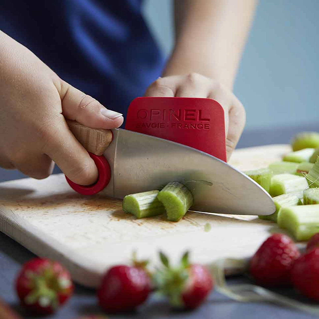 opinel-Kindermesser-le-petit-chef-Kuechenmesser-rot-anwendung-1-lafueliki
